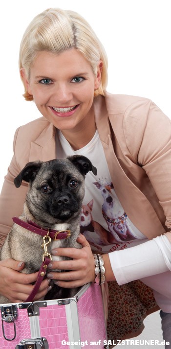 Verena liebt Hunde. Und die Kamera. Als Visagistin, Farb- & Typberaterin (u. a. für den Salzstreuner) arbeitet die Wahl-Salzuflerin gern dahinter, als Model und Darstellerin, z. B. für X-Diaries und Barbara Salesch, auch ebenso gern mal davor. Wo sie auch dreht, schminkt oder styled – MopsSpitzDame Greta ist immer mit im Gepäck.  Verena im Internet: foryourface.de