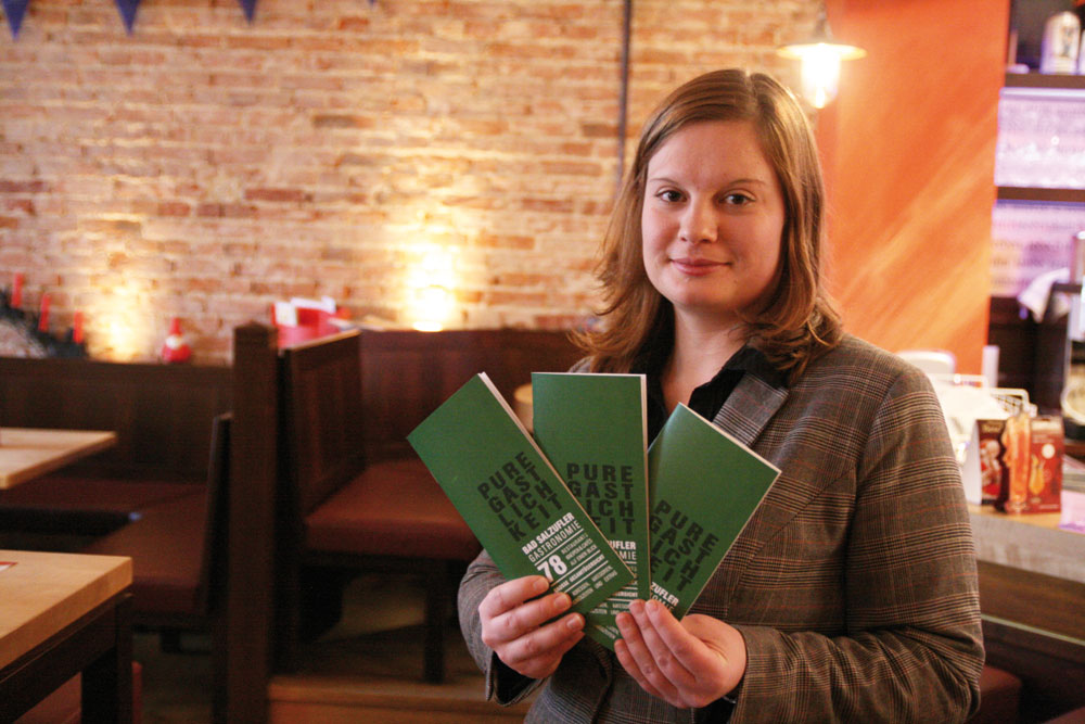 Gastroführer des Wirtevereins Geschafft und gut gemacht: Frauke Borgstede mit dem neuen Gastroführer des Wirtevereins.