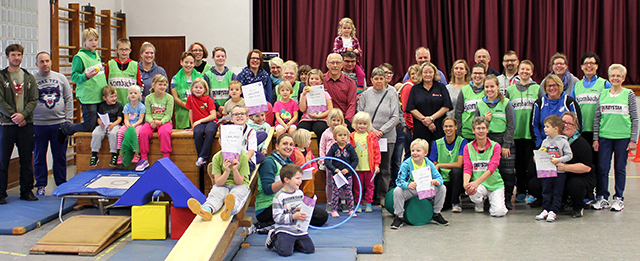 Glücklich und stolz erhalten die kleinen Sportler ihre „Kibaz“ Urkunden.