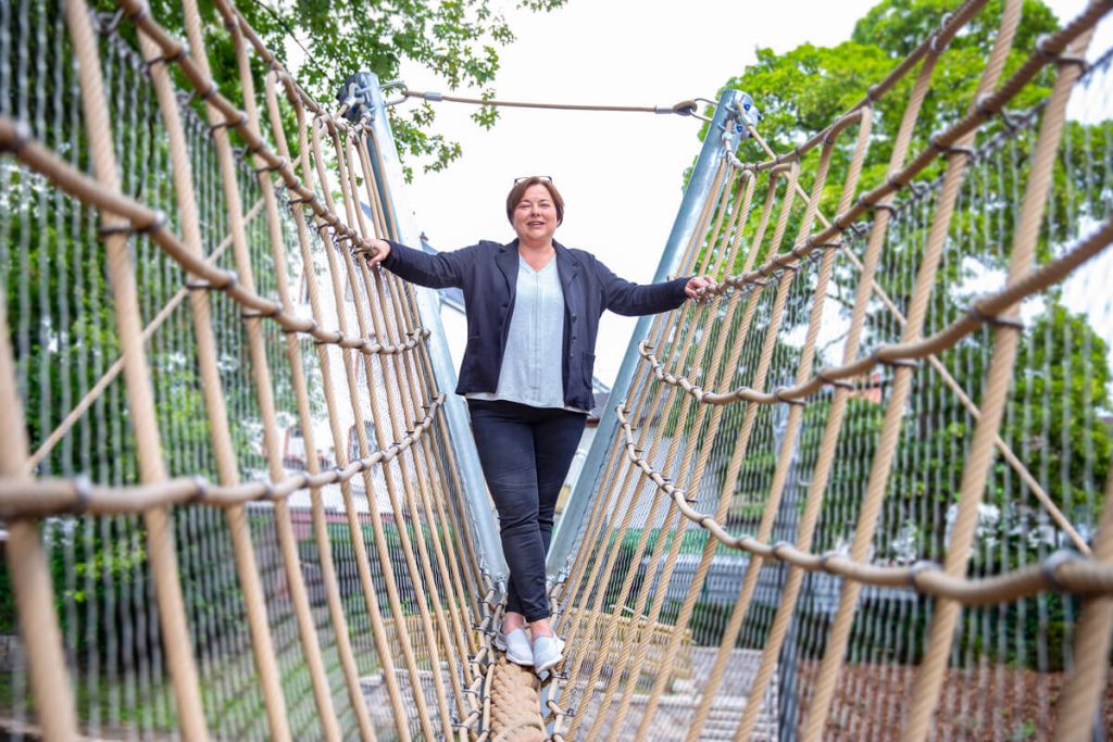 Heike Preß auf dem neuen Spielplatz in der Innenstadt