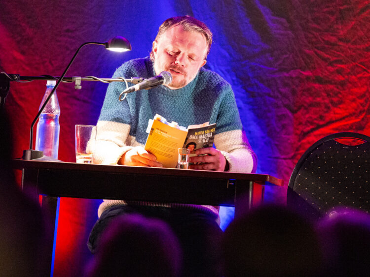 Marco Göllner las im Bahnhof aus seinem Bestseller Oma Martha & ich vor