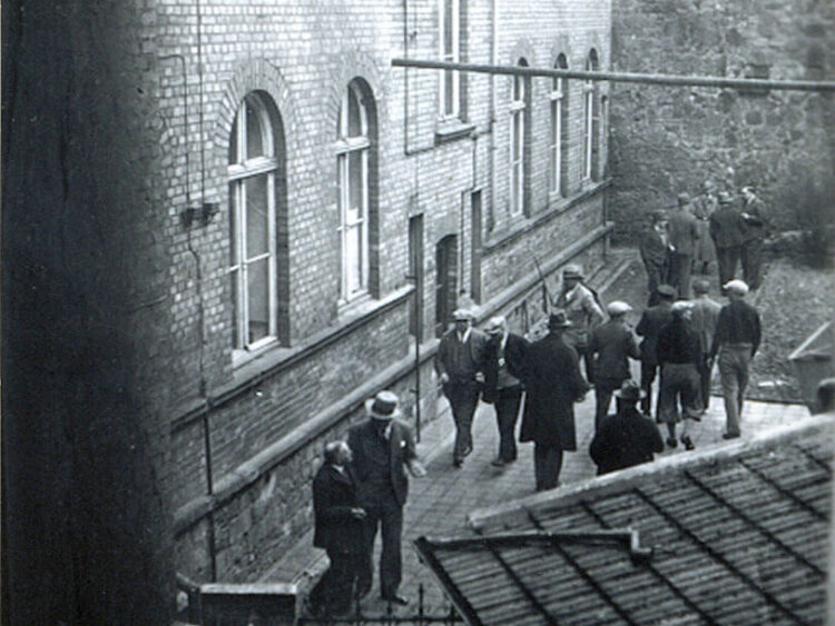 Foto: sog. Schutzhäftlinge im Innenhof des alten Amtsgerichts in Bad Salzuflen (1930er Jahre)