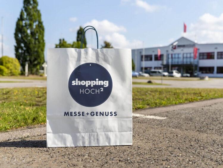Shopping HOCH 2 Papiertüte vor Messezentrum Bad Salzuflen