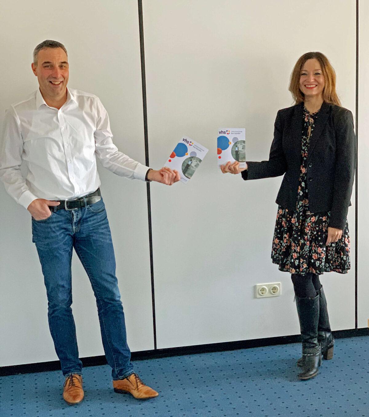Bürgermeister Dirk Tolkemitt und VHS-Direktorin Afrodita Mustafic-Woyna präsentieren das neue Programmheft.