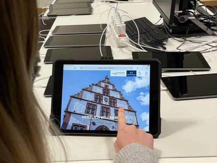 Foto Schülerin mit iPad