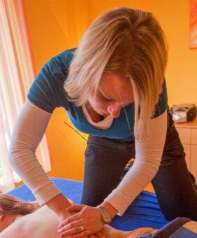 Nadine führt eine Breuss-Massage durch