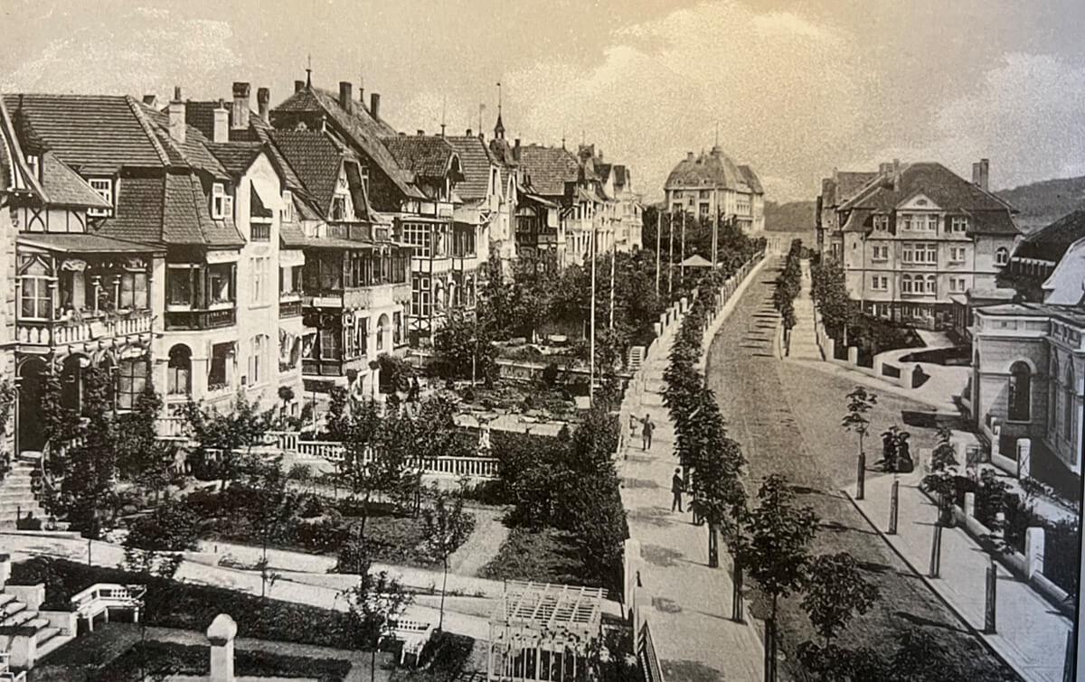 Eine alte Schwarz-Weiß-Fotografie der Parkstraße in Bad Salzuflen.