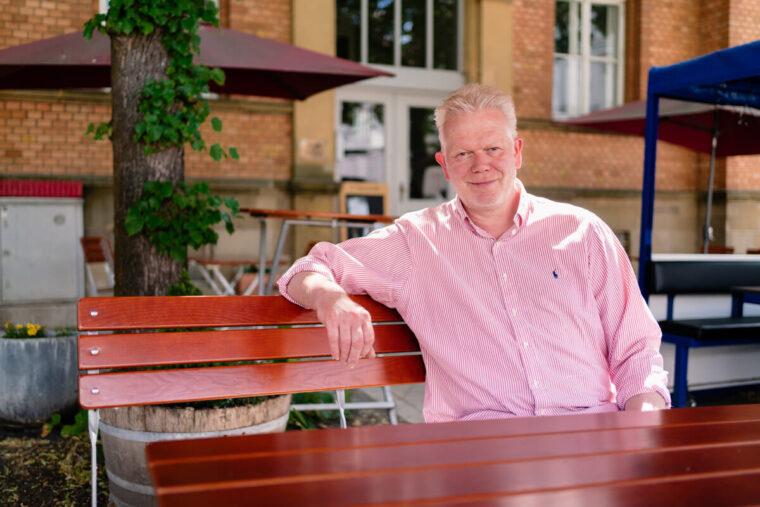 Foto von Jupp Westfeld an einem Tisch.