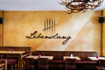 Innenaufnahme aus dem Wirtshaus Lebenslang.