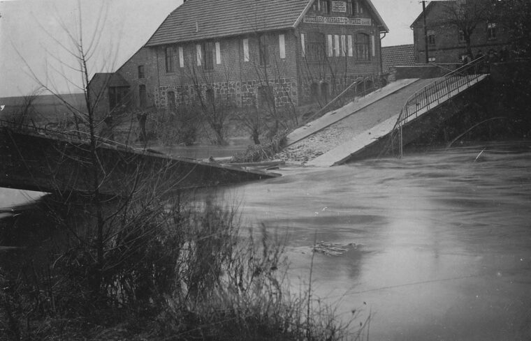 Eingestürzte Brücke über der Werre.
