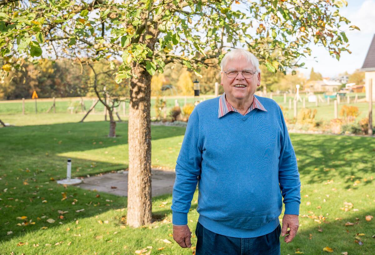 Foto von Fritz Gast in seinem Garten