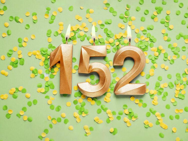 Zahl 152 als Kerzen