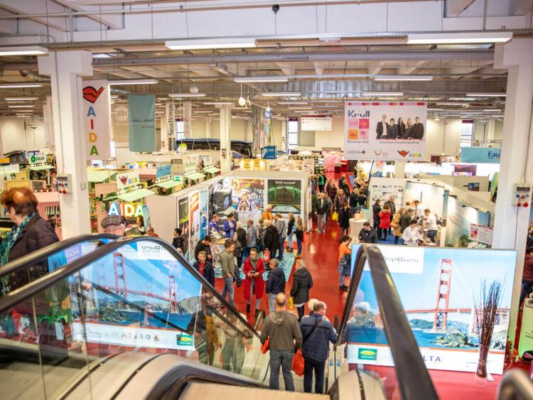 Besucher in den Messehallen während der Haus, Garten, Touristik, Hochzeit Messe in Bad Salzuflen
