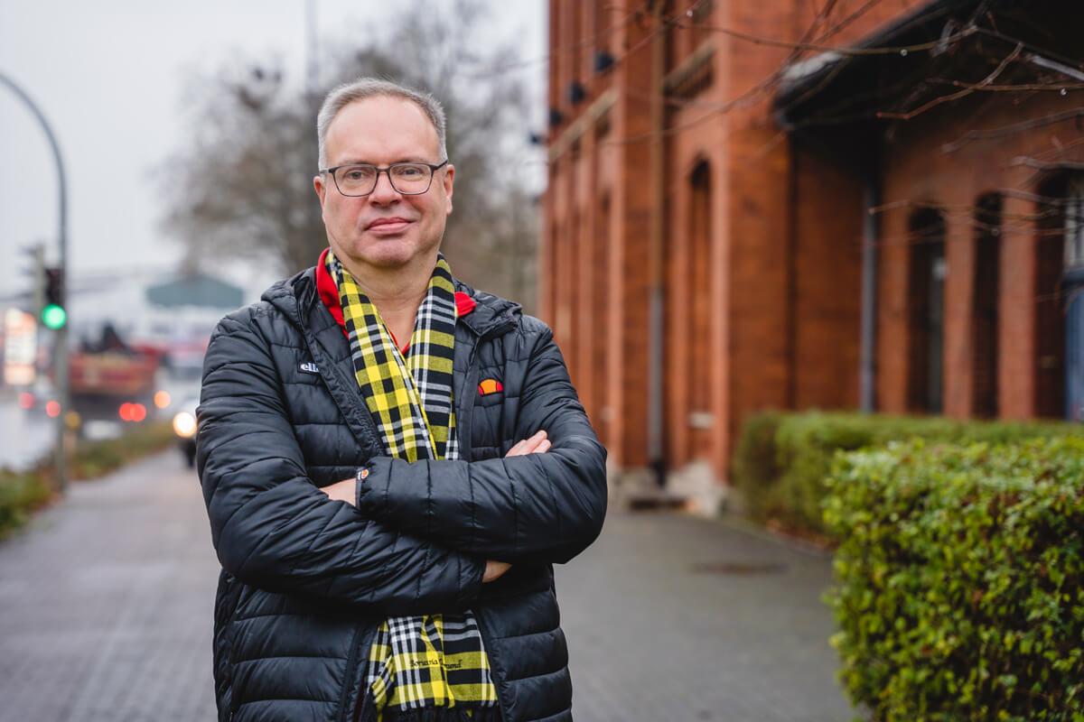 Foto Toni Tautz vor dem Bahnhofsgebäude in Bad Salzuflen